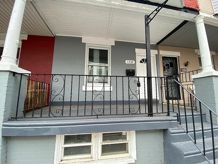 1332 N Hobart St — Photo 1