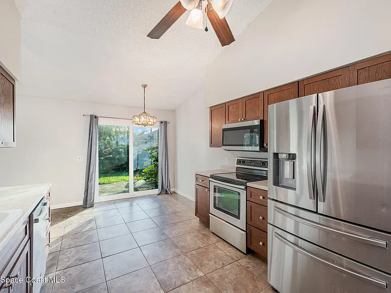 511 Biscayne Ln — Photo 6