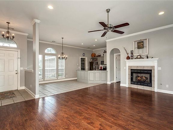 5th image of 211 S Sundown Dr