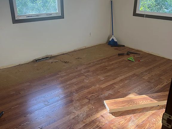 5th image of 1081 Benton St