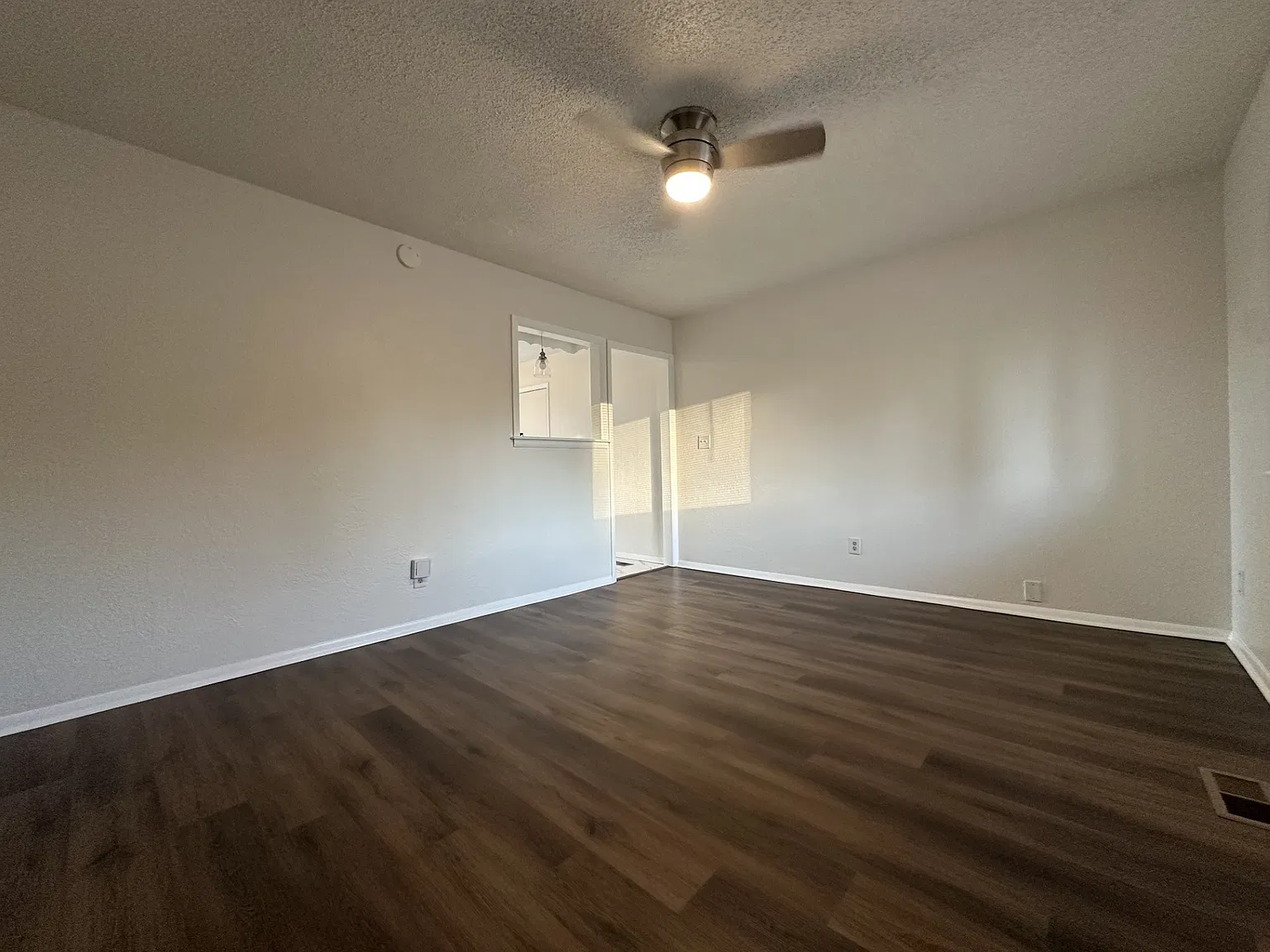 3 bed, 1.0 bath, 858 sqft, $1,100 — Photo 2