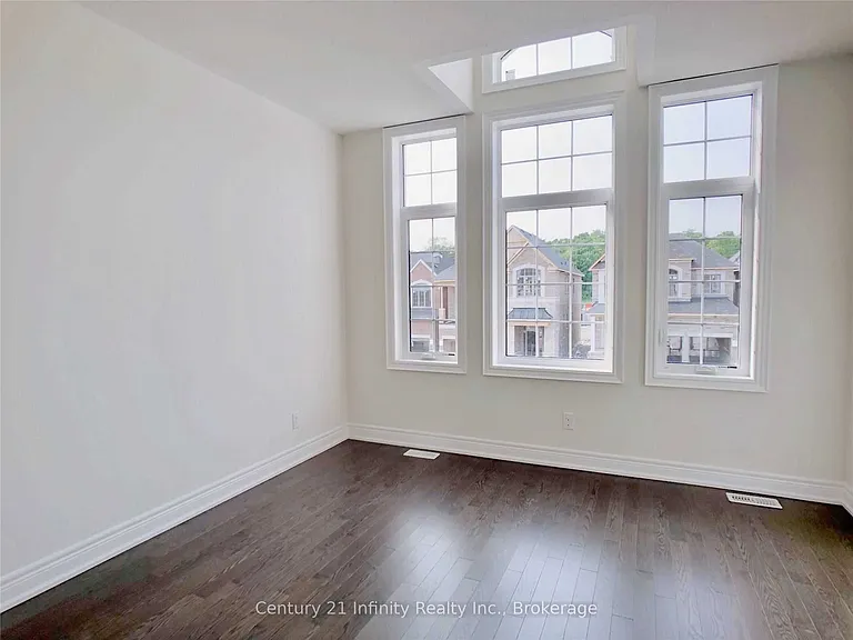 9 Saint Ives Cres — Photo 17