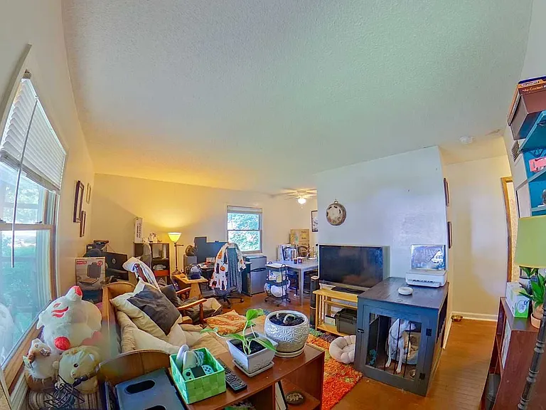2044 Hayes Dr — Photo 3
