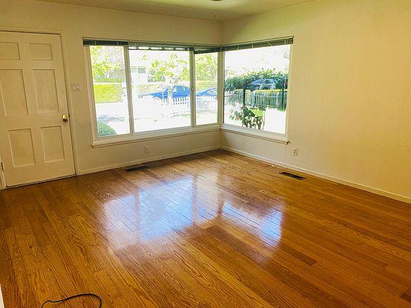 2nd image of 3763 Mosswood Dr Unit B