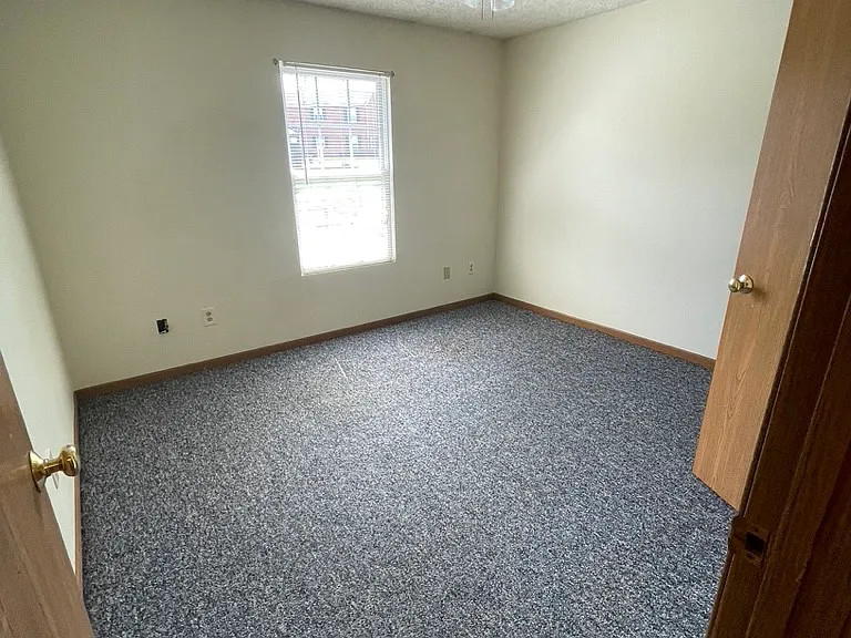 385 Grantland Dr — Photo 15