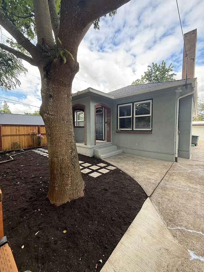Beautiful Remodel to this Charming Portland Cottage near Division! — Photo 3