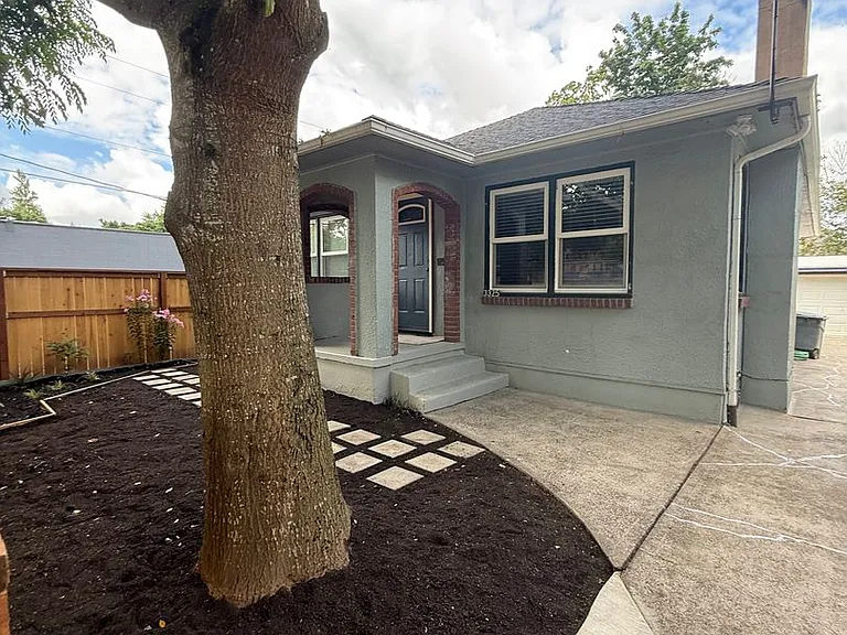 3325 SE 25th Ave — Photo 3