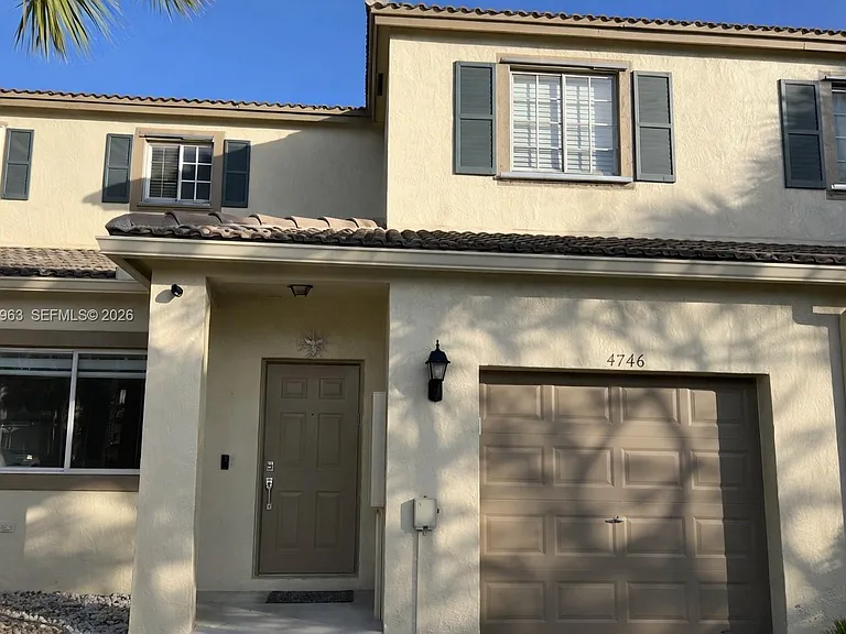 4746 Lago Vista Dr — Photo 2