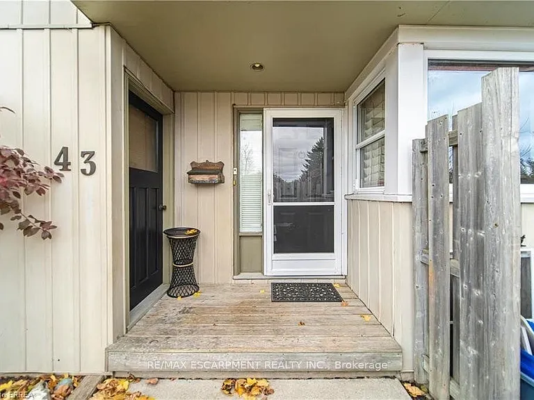 43 Kanata Cres #UPPER — Photo 2