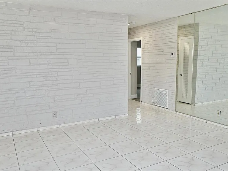 5908 NW 81st Ave — Photo 7