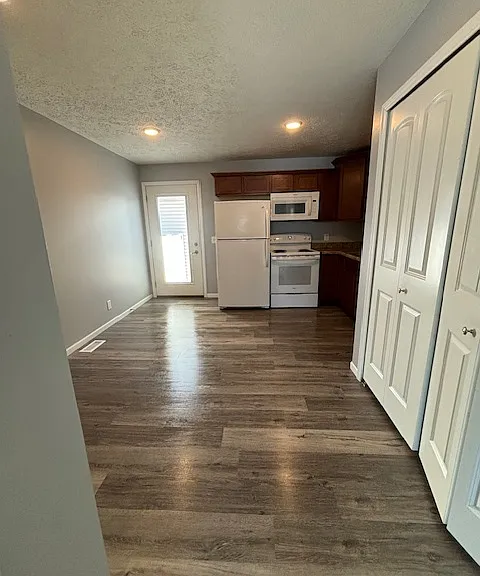 911 N Riverside Dr — Photo 15