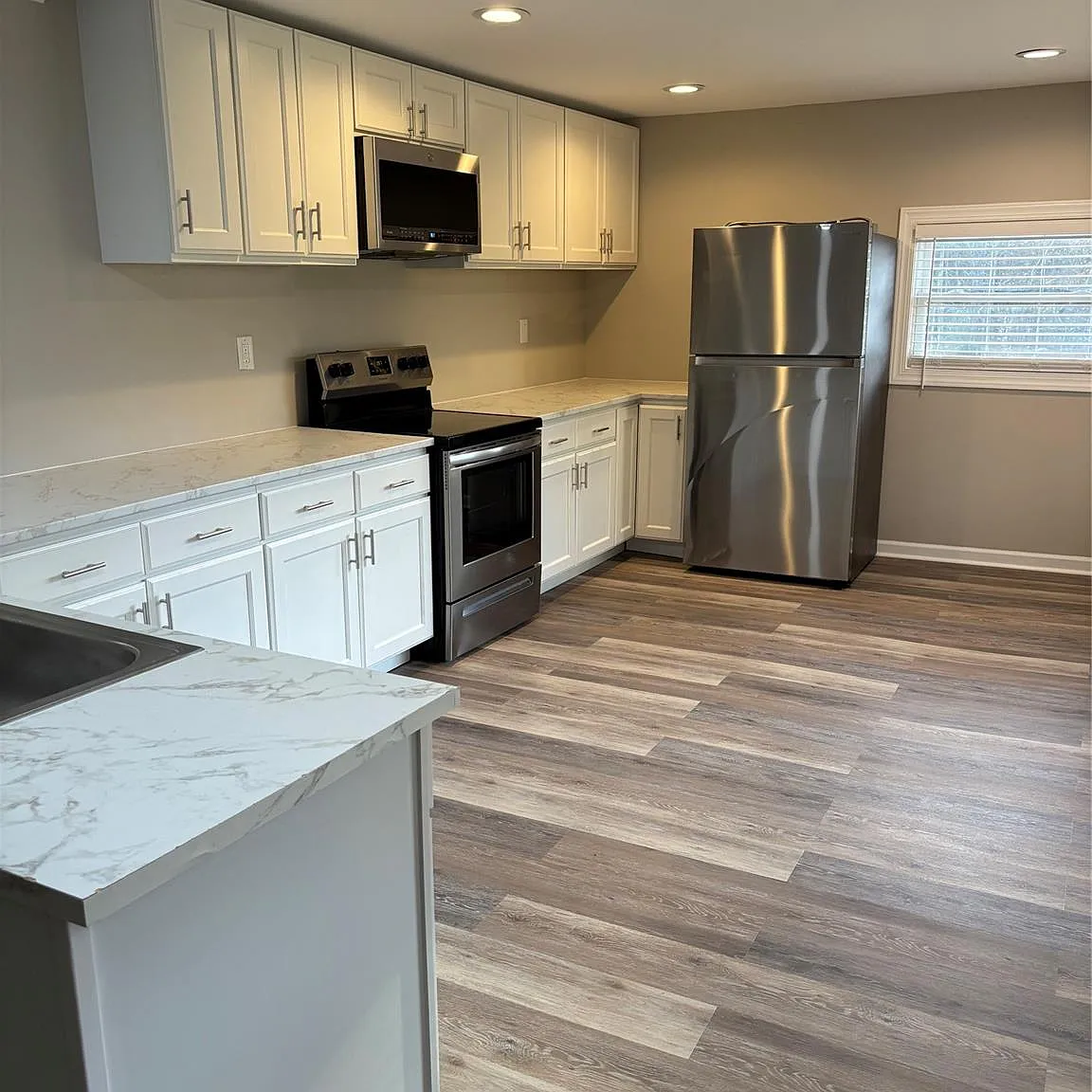 3 bed, 2.0 bath, 1500 sqft, $1,800 — Photo 2