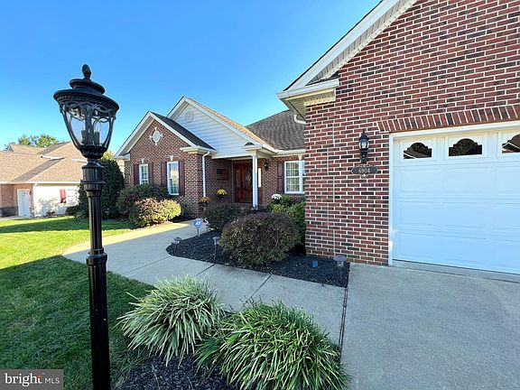 3rd image of 6904 Governors Grant Ln