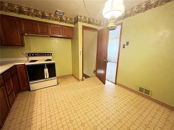 3rd image of 9350 Clubview Dr