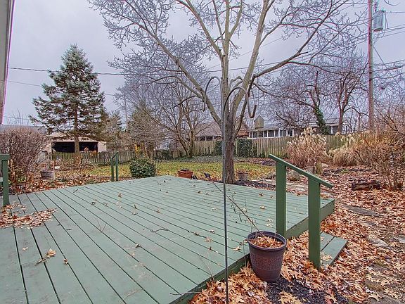 4th image of 1119 Carrousel Dr E