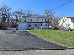 200 Adirondack Dr, Selden, NY 11784