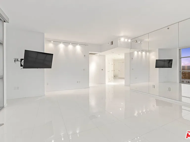 13700 Marina Pointe Dr #1915 — Photo 21