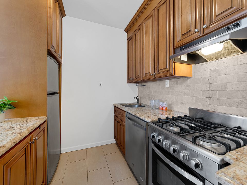 2nd image of 162 Smith St APT 3R