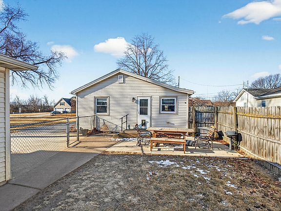 3rd image of 3285 Moencks Rd