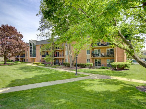 1052 N Mill St APT 304, Naperville, IL 60563
