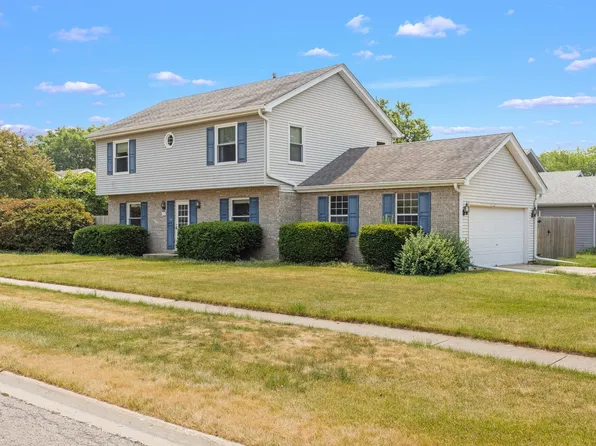 134 Meadows Dr, Sugar Grove, IL 60554