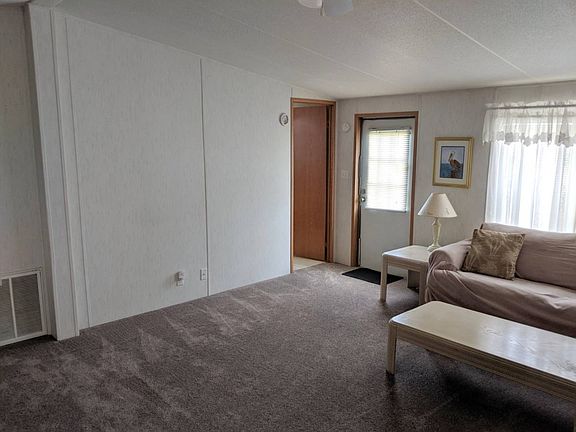 5th image of 82 Lake Pointe Dr