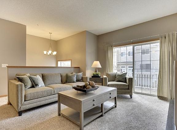 5th image of 370 Willoughby Way W