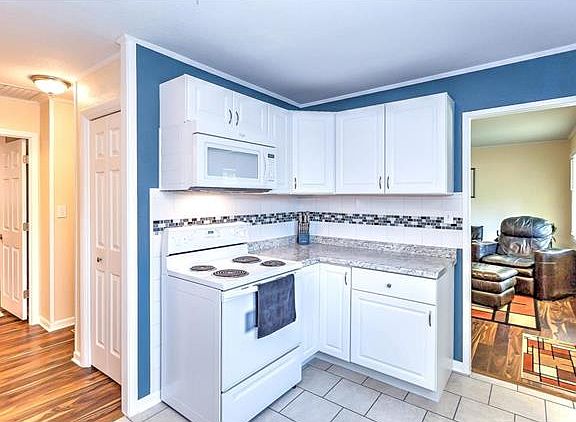 5th image of 11405 E 51st St