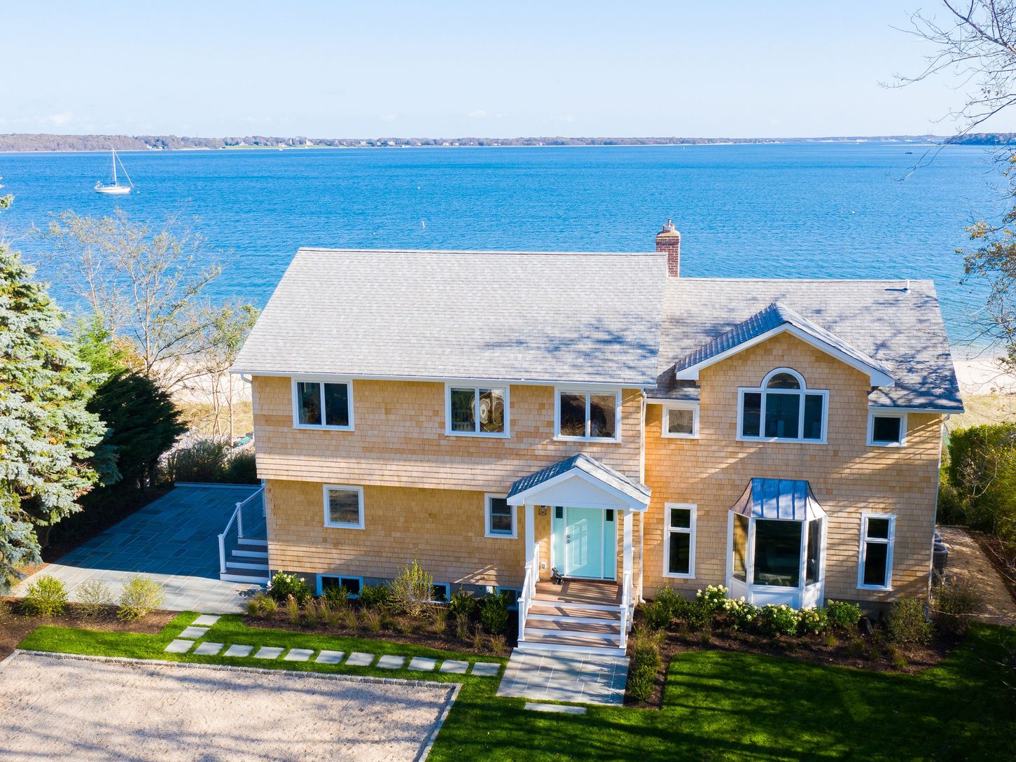  Beautiful Bayfront beach house newly renovated with quality materials 