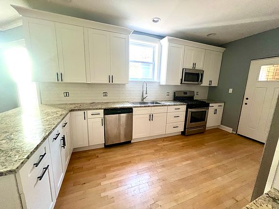 3rd image of 4522 N Sawyer Ave #3