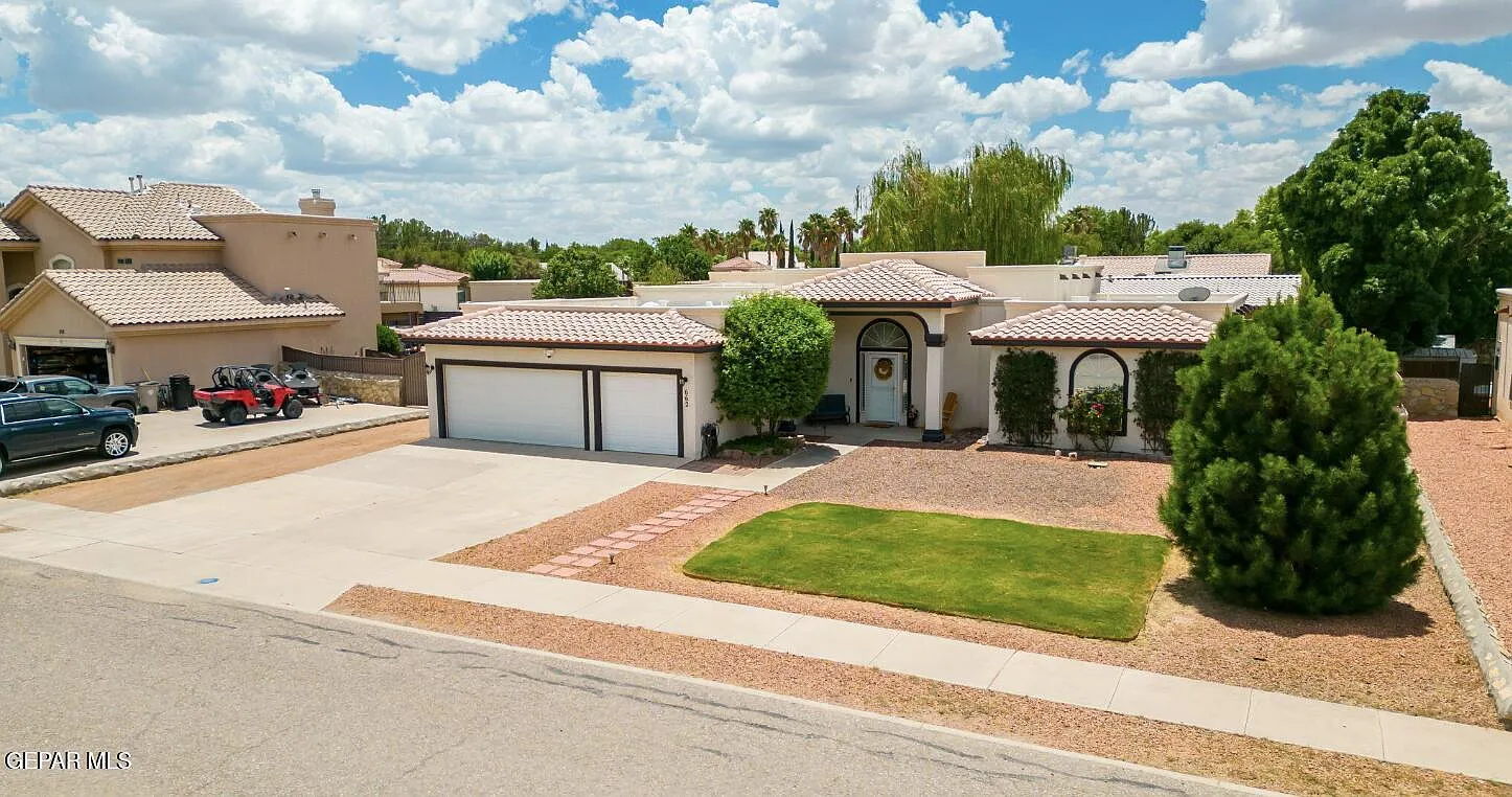 3 bed, 2.0 bath, 2419 sqft, $3,900 — Photo 2