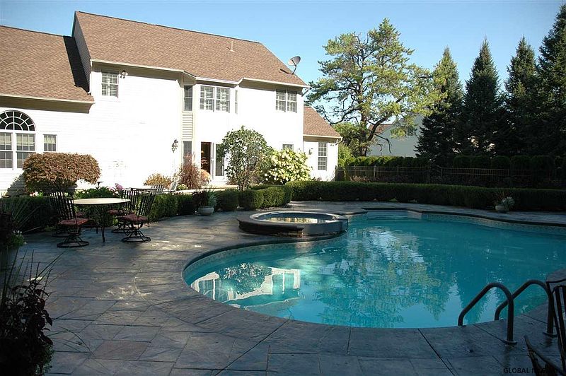4th image of 218 BELL Court