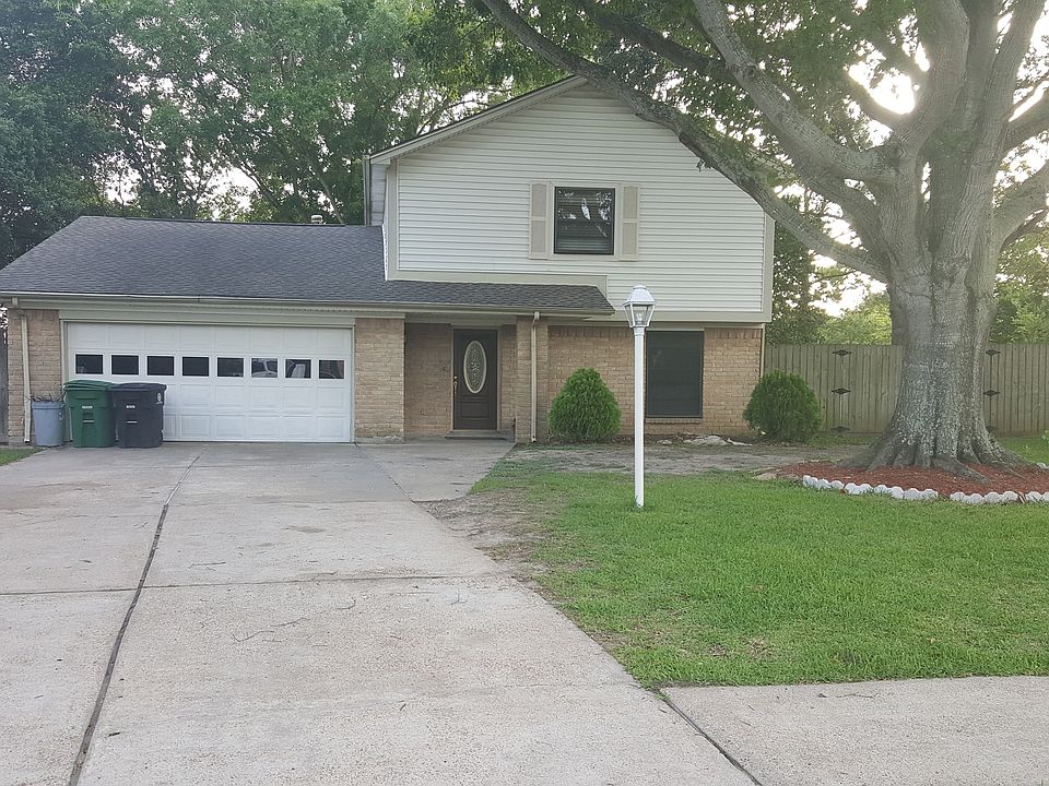 Street view. Long driveway.