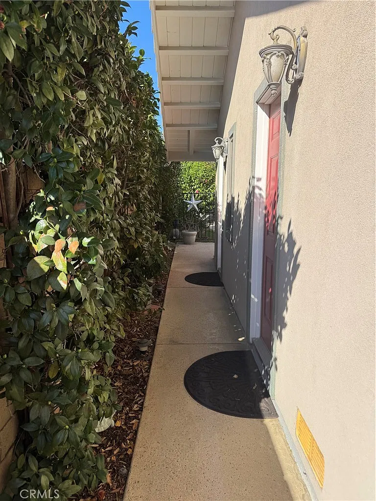 1 bed, 300 sqft, $2,100 — Photo 3