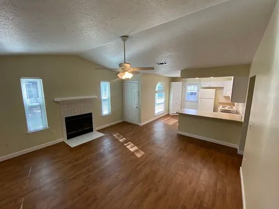3rd image of 4713 E 6th St #4715