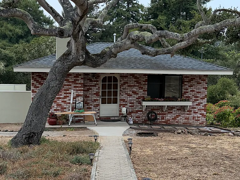 96B Carlton Dr — Photo 1
