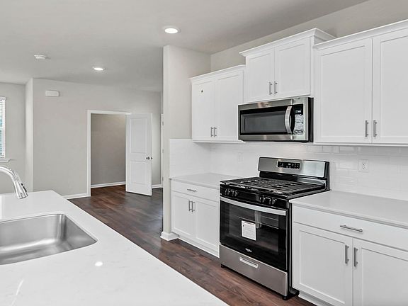 3rd image of 585 Edgetree Dr