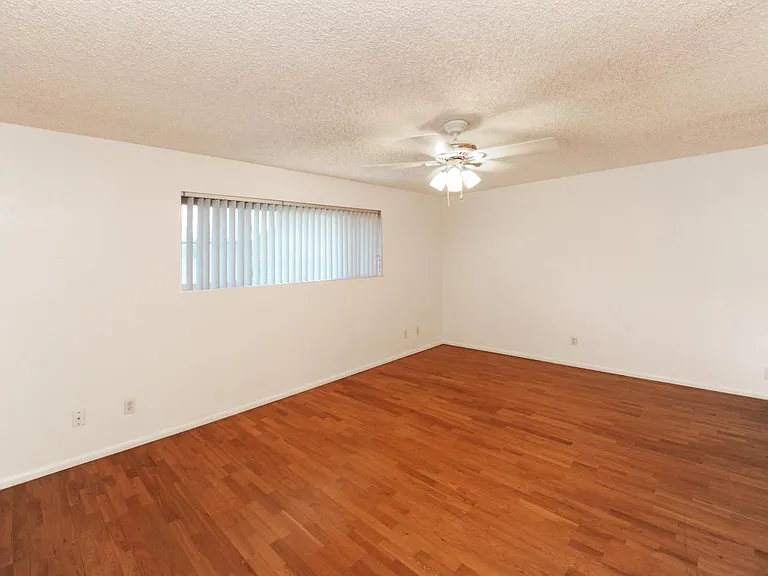 2405 E Huntington Dr — Photo 21