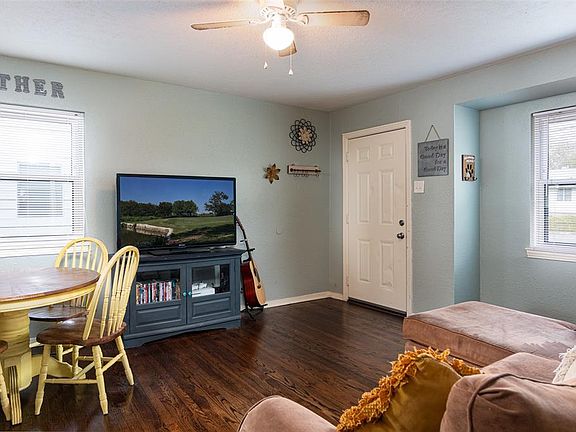 4th image of 722 Pecan Dr