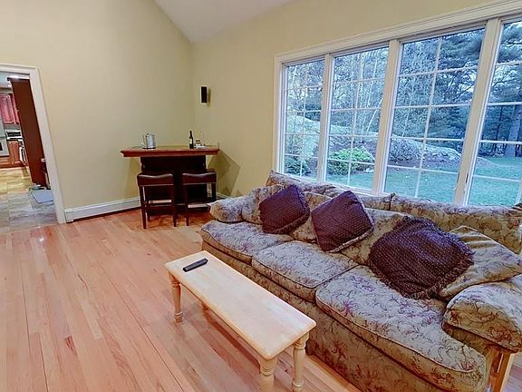 3rd image of 30 Birch Pond Dr