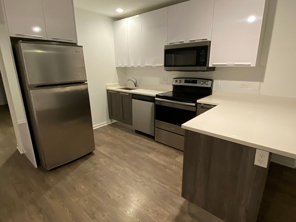 1st image of 940 W Winona St APT 202