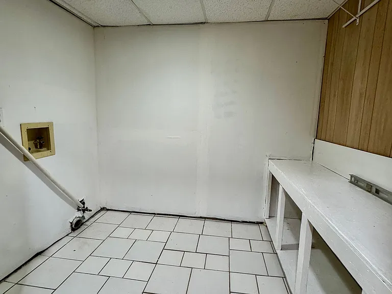 3355 Poplar Dr — Photo 13