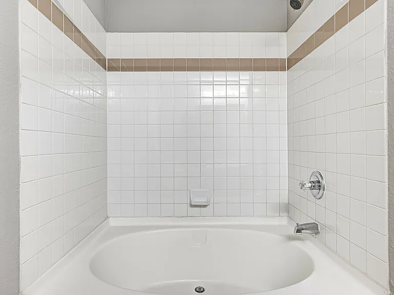 Ashley Place Apartments — Photo 9