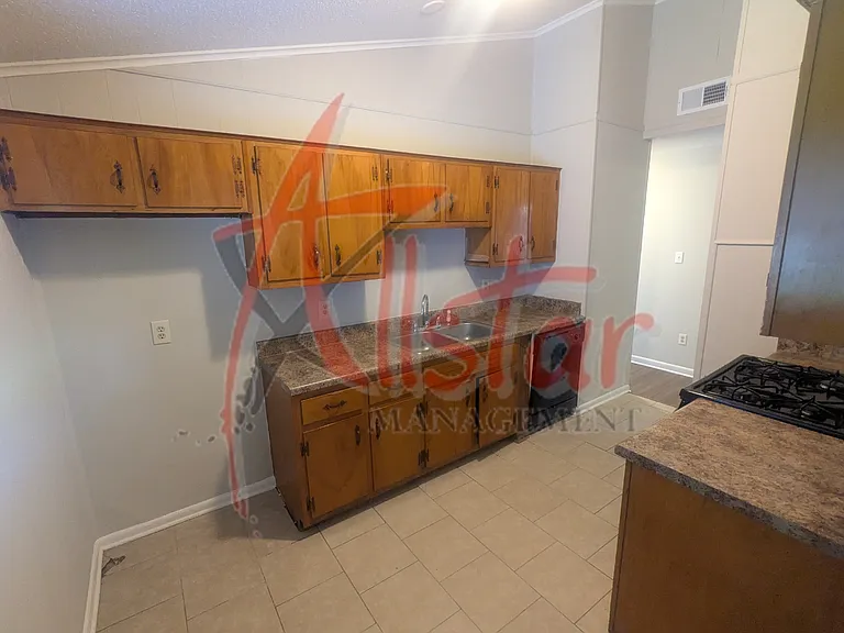 1915 Southaven Cir N — Photo 4