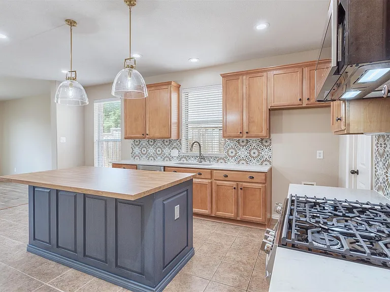 2356 Jaguar Dr — Photo 2