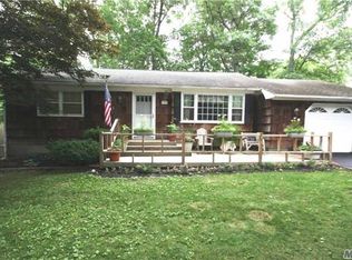 5 White Oak St, Middle Island, NY