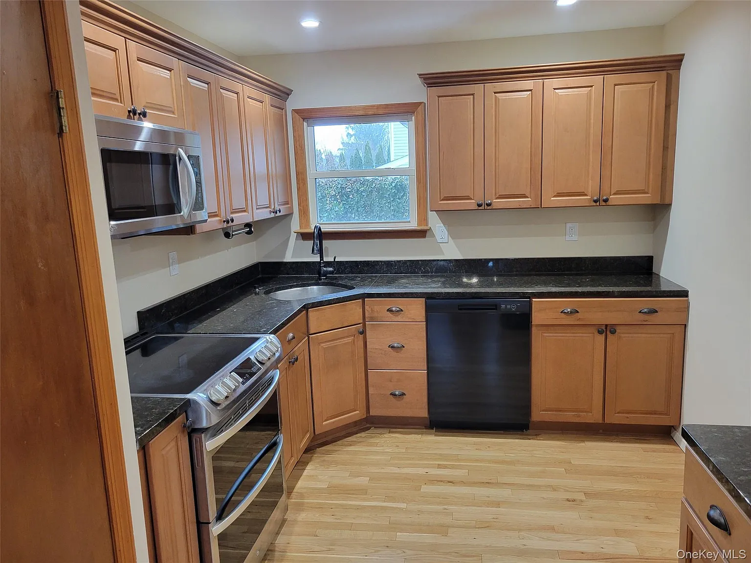 3 bed, 1250 sqft, $3,650 — Photo 4