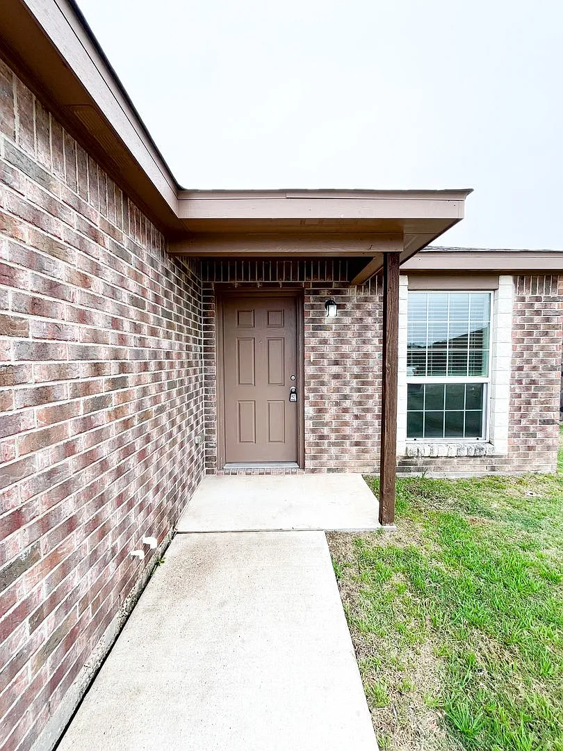 1515 Justin Lp — Photo 3