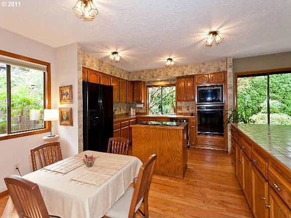 Kitchen & Eating Nook