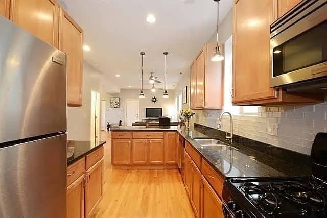 2904 N Avers Ave #2R — Photo 3